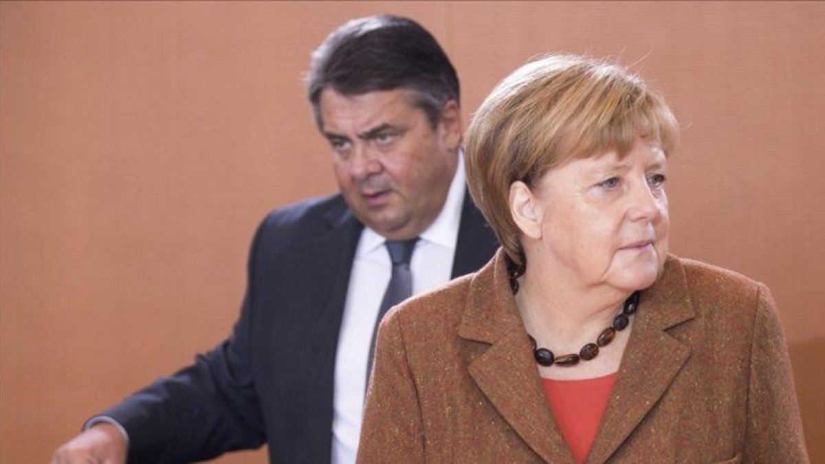 La cancillera Angela Merkel, junto a su vicecanciller, el socialdemócrata Sigmar Gabriel.-EFE / MICHAEL KAPPELER