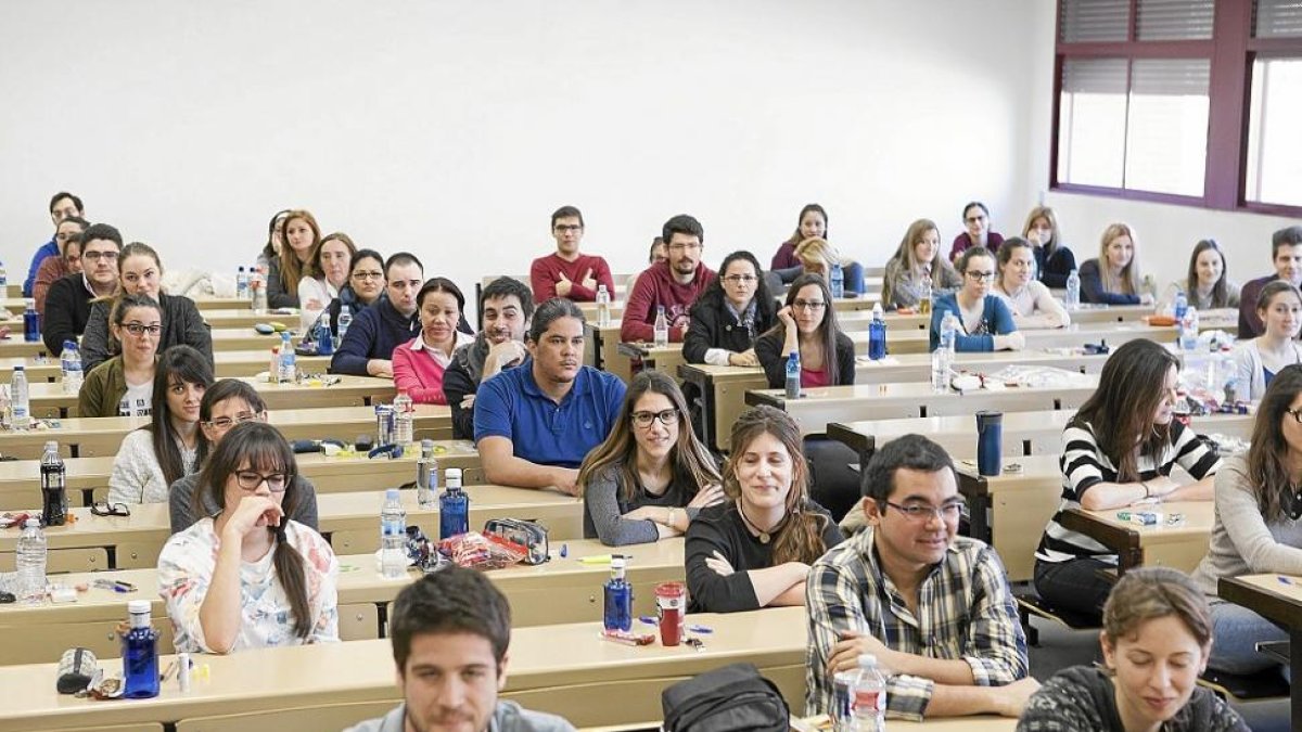 Estudiantes de Medicina, minutos antes del examen de MIR, en una imagen de archivo.-JOSE C. CASTILLO  / PHOTOGENIC