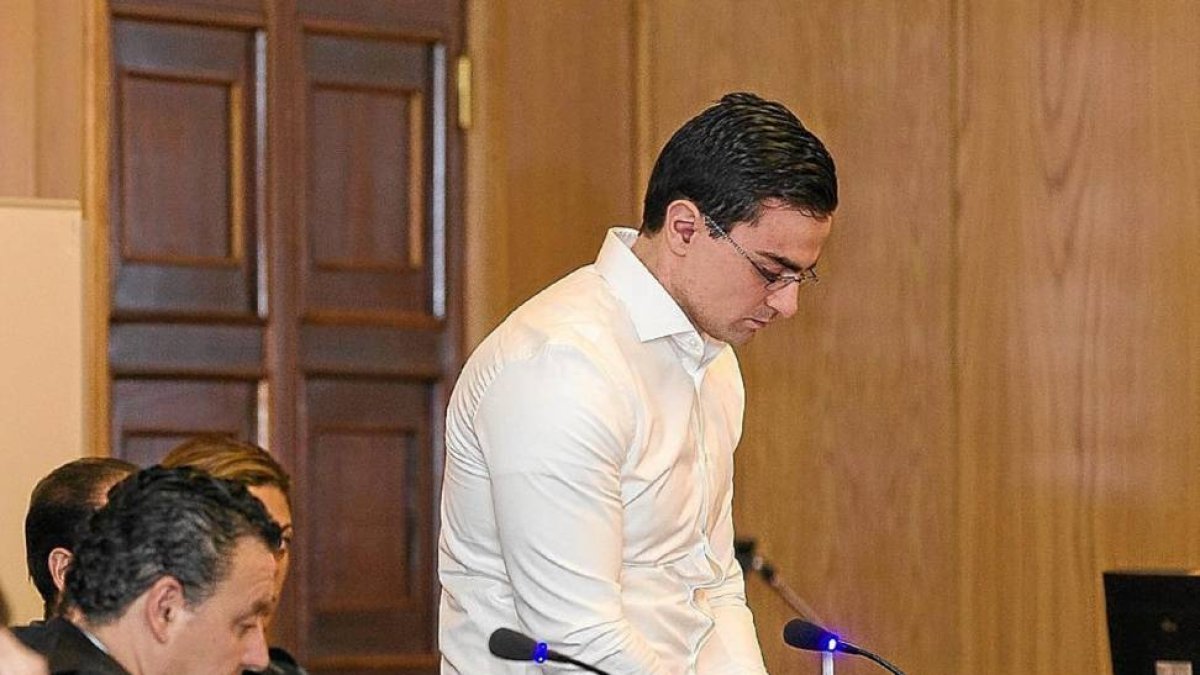 Emilio José G.V., el joven de la peña 'Ultravioletas' acusado de intentar asesinar a otro miembro de este grupo ultra de seguidores del Real Valladolid en un bar de la plaza San Miguel-P. REQUEJO