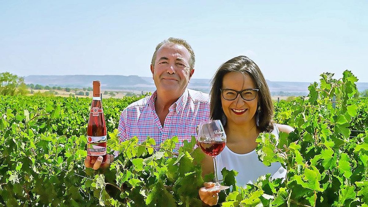 Isaac Salas y su sobrina Inés Salas, la enóloga de la bodega, en una de las viñas de la familia, en Corcos del Valle.-ARGICOMUNICACIÓN