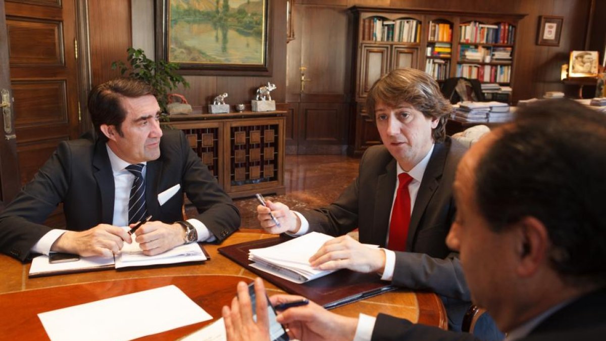 El consejero de Fomento, Juan Carlos Suárez Quiñones, mantiene una reunión de trabajo con el alcalde de Soria Carlos Martínez y visita las últimas obras realizadas en la ciudad-ICAL