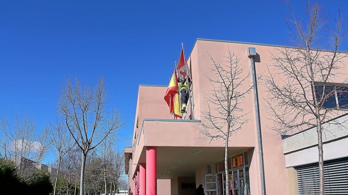 Exterior del Colegio de Educación Infantil yPrimaria Melquíades Hidalgo de Cabezón de Pisuerga.-EL MUNDO
