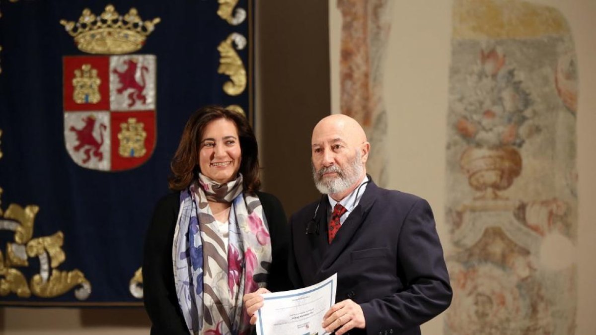 La consejera de Cultura y Turismo de la Junta, Josefa Garcia Cirac, entrega a José Antonio Ramírez el primer premio de Poesía de Fray Luis de León de creación literaria 2017-ICAL