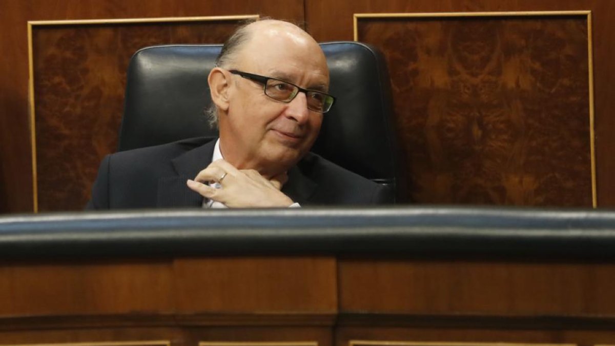 Cristóbal Montoro en su escaño.-JAVIER LIZÓN