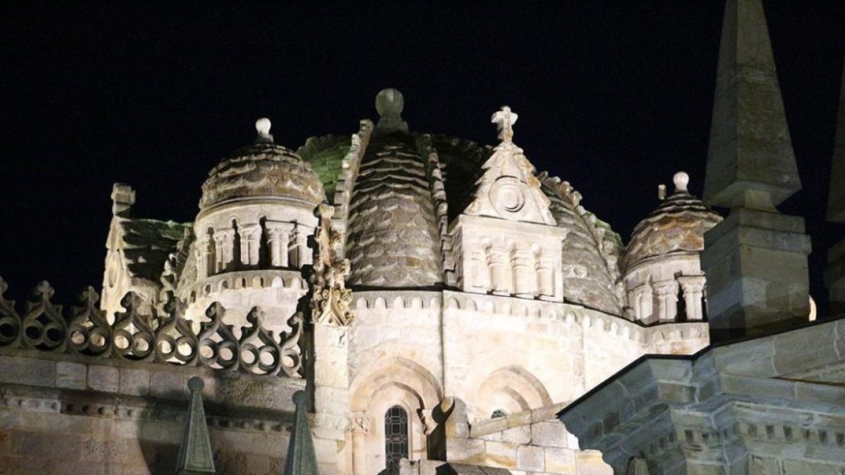 Imagen de la catedral de Zamora de noche con su característica cúpula gallonada. Está declarada Monumento Nacional desde finales del siglo XIX.-JOSÉ LUIS CABRERO