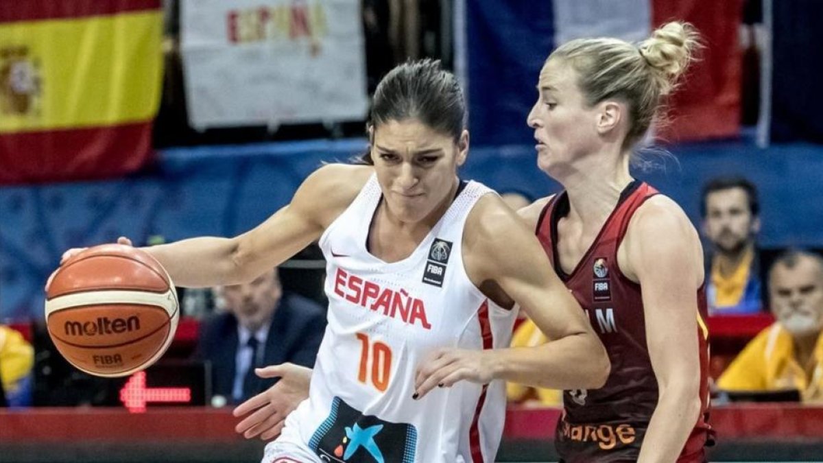 Marta Xargay penetras en la zona ante la belga Kim Mestdagh.-EFE / MARTIN DIVISEK