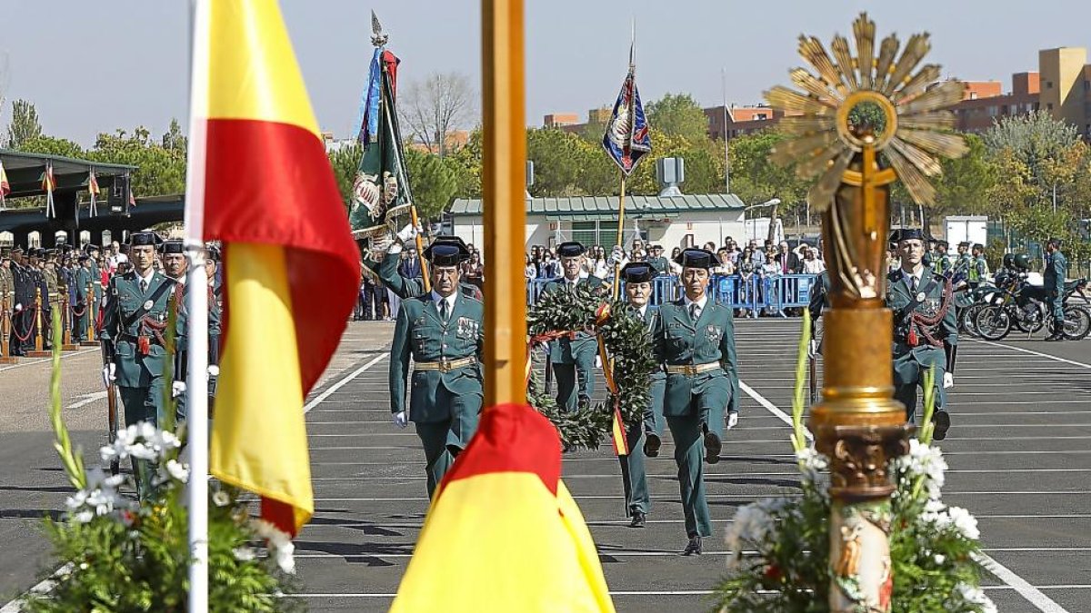El homenaje a los caídos por España con la Virgen del Pilar en el escenario de ofrenda, fue uno de los actos más emotivos .-J.M. LOSTAU
