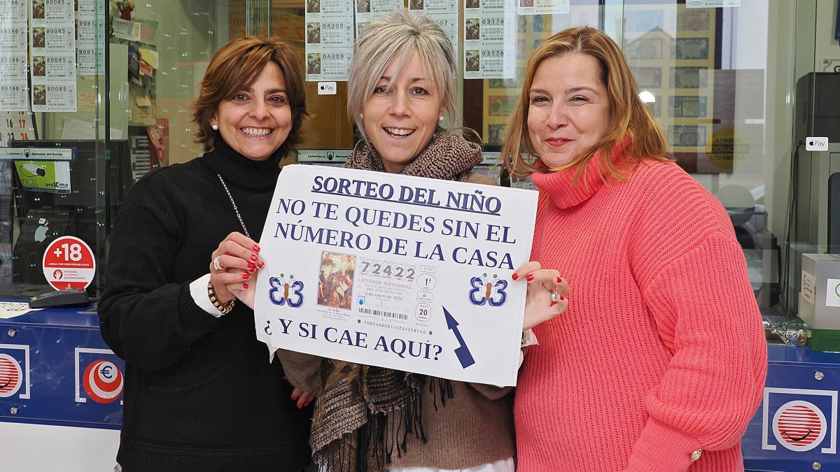 Empleadas de la Administración de Lotería número 33 de Valladolid con publicidad del Sorteo Extraordinario del Niño. PHOTOGENIC