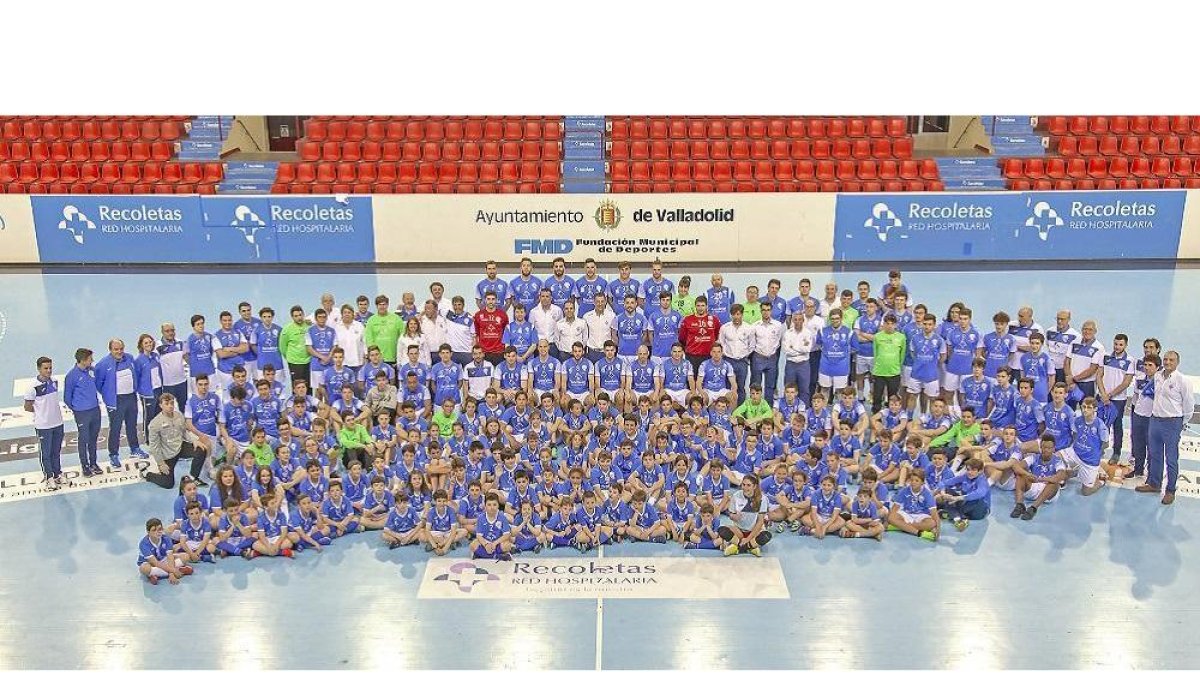 La gran familia del AtléticoValladolid se reúne en Huerta delRey para celebrar el quinto aniversario del club.-ATLÉTICO VALLADOLID