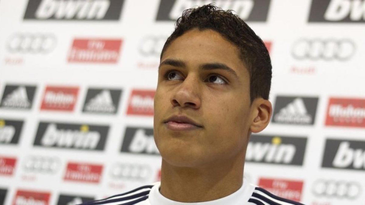 Raphaël Varane, central francés del Madrid, se cayó de la Eurocopa por lesión-