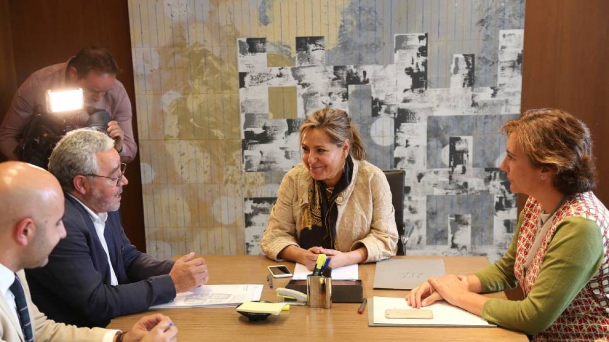 La vicepresidenta de la Junta de Castilla y León, Rosa Valdeón, y la consejera de Cultura, Josefa García Cirac, se reunen con el secretario general de la Fundación Las Edades del Hombre, Gonzalo Jiménez.-ICAL