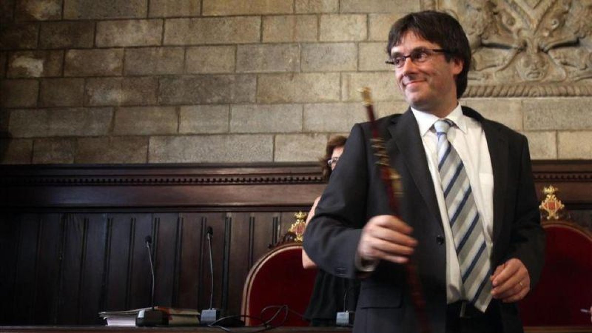 Carles Puigdemont, durante su toma de posesión como alcalde de Girona.-JOAN CASTRO