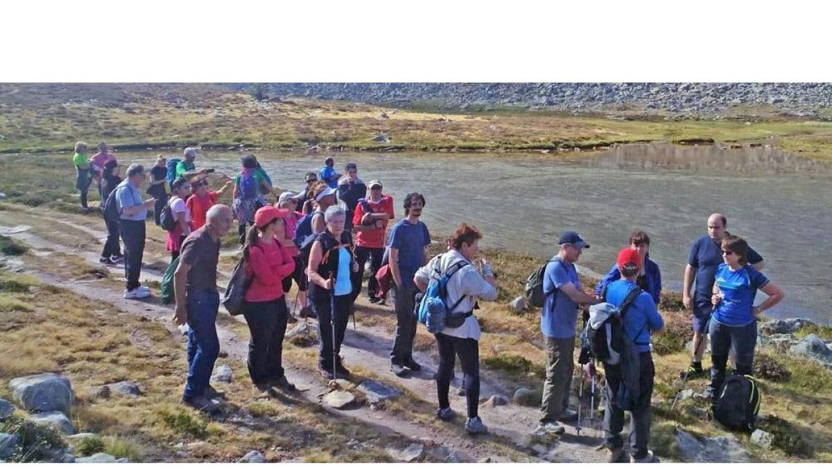 Si se accede desde la Laguna Negra el recorrido está jalonado con pequeñas y desconocidas lagunas glaciares que dan vida al Duero Niño.-HDS