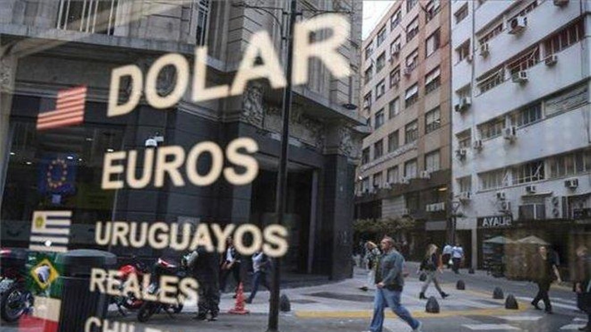 Una casa de cambio en Argentina ofrece dólares y otras monedas.-AFP