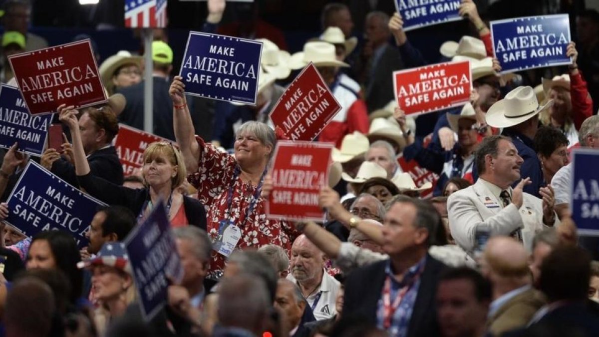 Delegados republicanos agitan carteles en el primer día de la convención, el 18 de julio, en el Quicken Loans Arena de Cleveland.-AFP / ANDREW CABALLERO-REYNOLDS