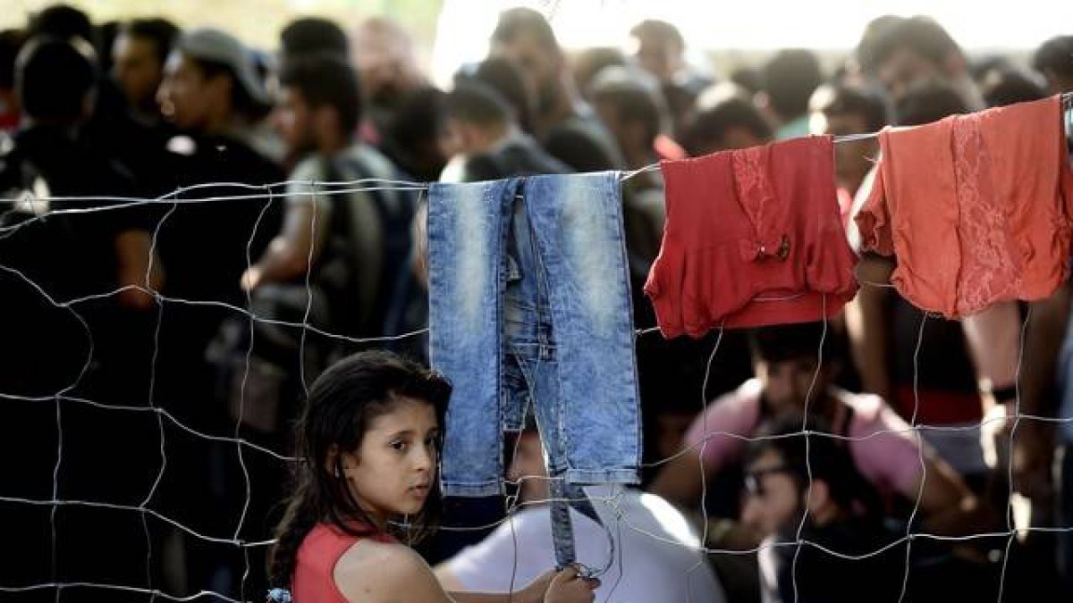 Una refugiada siria fotografiada frente a una valla fronteriza con Serbia el pasado domingo.-AFP / ARIS MESSINIS