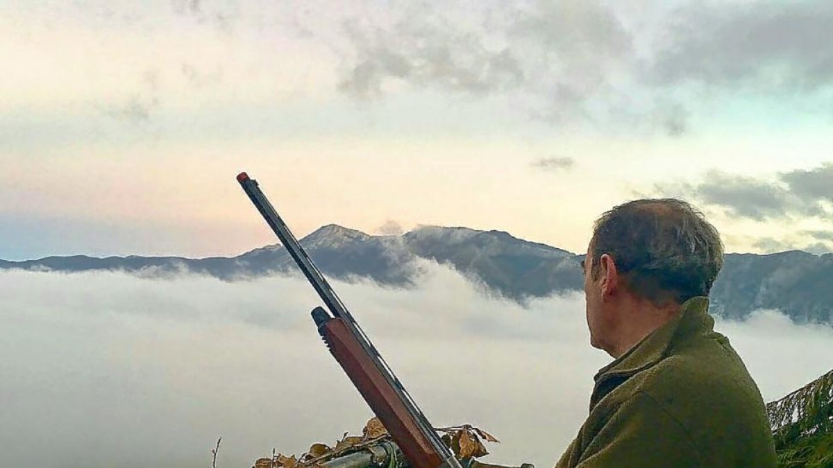 Un aficionado espera en un paso tradicional de palomas en la provincia de Burgos.-LEONARDO DE LA FUENTE