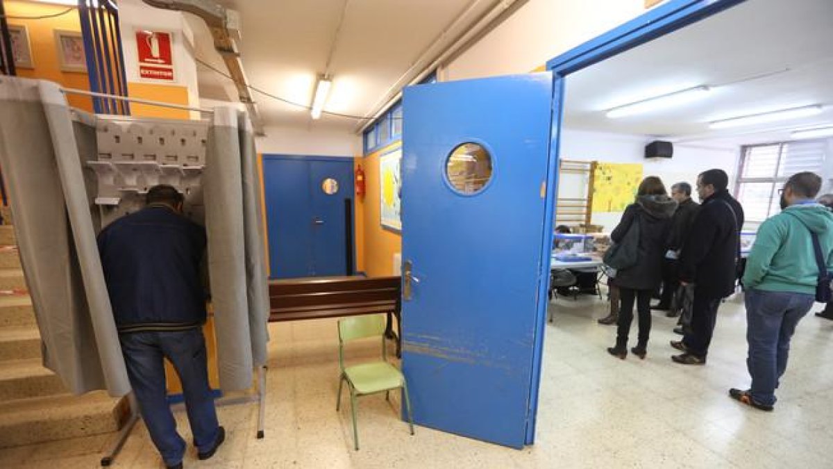 Un colegio electoral en las elecciones generales del 2015.-