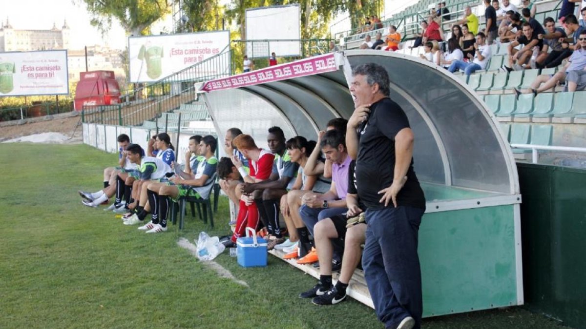 Onésimo, junto al banquillo durante el Toledo-Alcorcón de pretemporada.-LUNA REVENGA