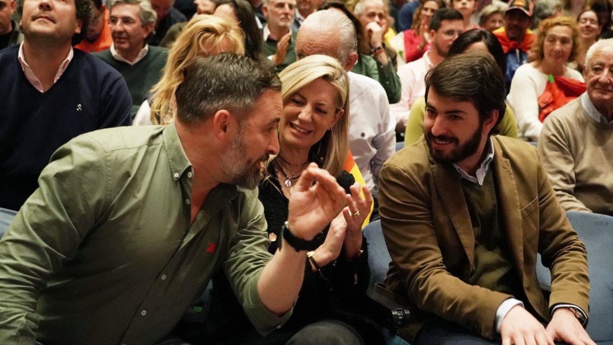 Santiago Abascal, Irene Carvajal y Juan García-Gallardo.-ICAL