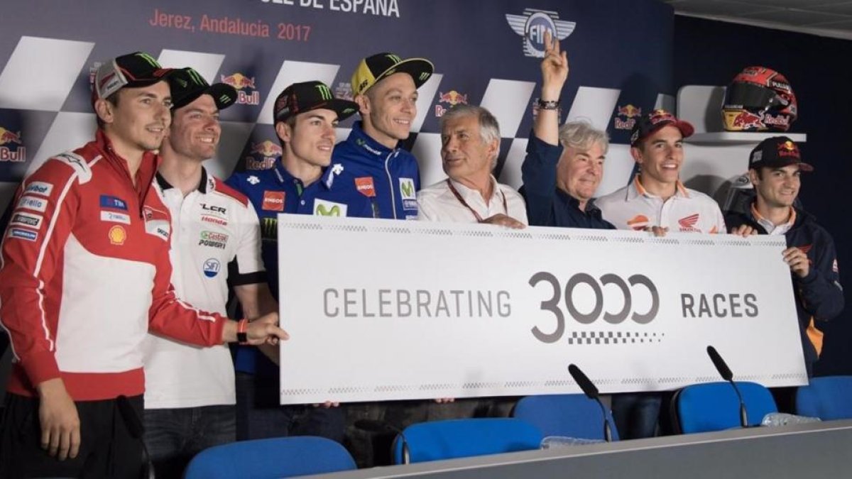 Lorenzo, Crutchlow, Viñales, Rossi, Agostini, Nieto, Márquez y Pedrosa, hoy en Jerez, celebrando el GP nº 3.000.-EMILIO PÉREZ DE ROZAS