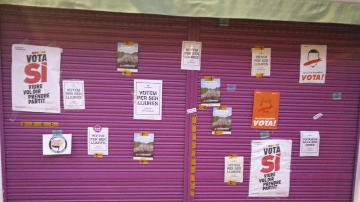 Tienda de la madre de Albert Rivera con carteles a favor del sí al referendum.-EL PERIÓDICO