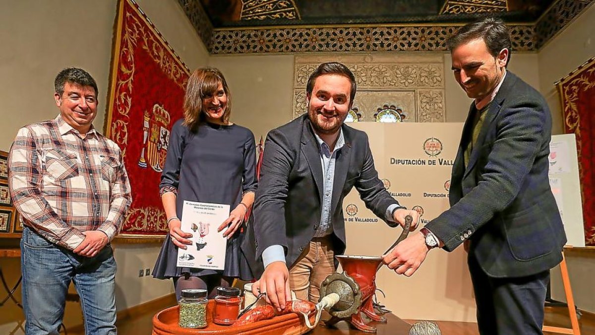 El alcalde de Villalón de Campos, en el centro, durante la presentación de las jornadas.-E.M.