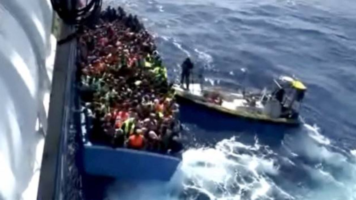 Imagen del rescate del barco en cuya bodega se encontraron los cadáveres.-REUTERS TV/REUTERS