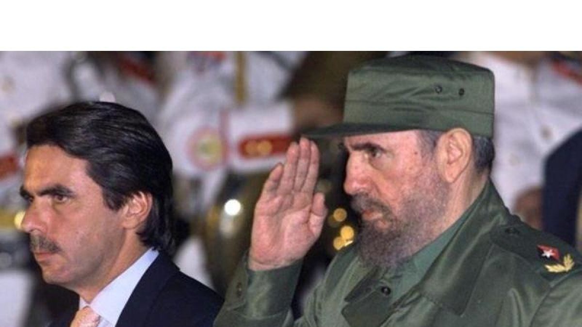 José María Aznar junto a Fidel Castro.-AFP / CHRISTOPHE SIMON