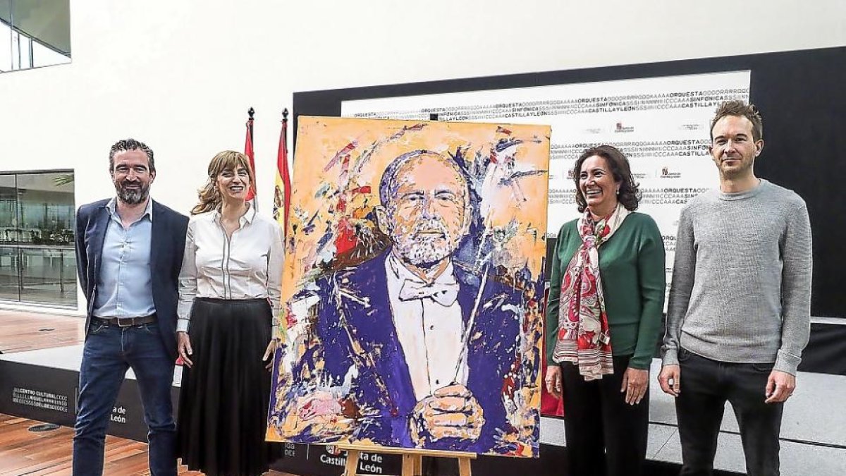 Jordi Gimeno, Mar Sancho, María Josefa García Cirac y Andrew Gourlay, ayer, con un retrato de López Cobos.-M. A. SANTOS