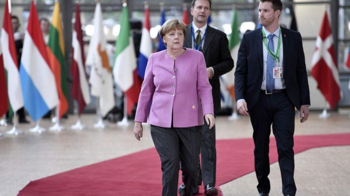 Merkel a su llegada a la cumbre europea.-STEPHANE DE SAKUTIN / AFP