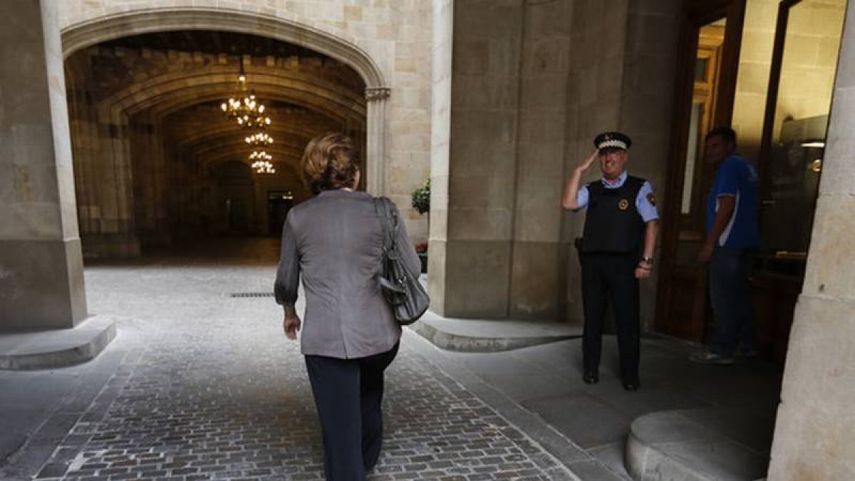Ada Colau entrando al Ayuntamiento de Barcelona, el pasado 28 de julio.-JULIO CARBÓ
