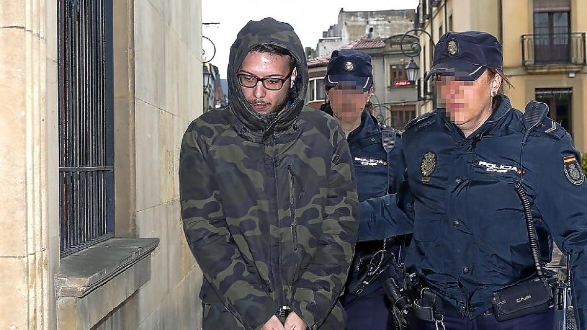 A. M., antes de entrar en la Audiencia Provincial de León.-ICAL