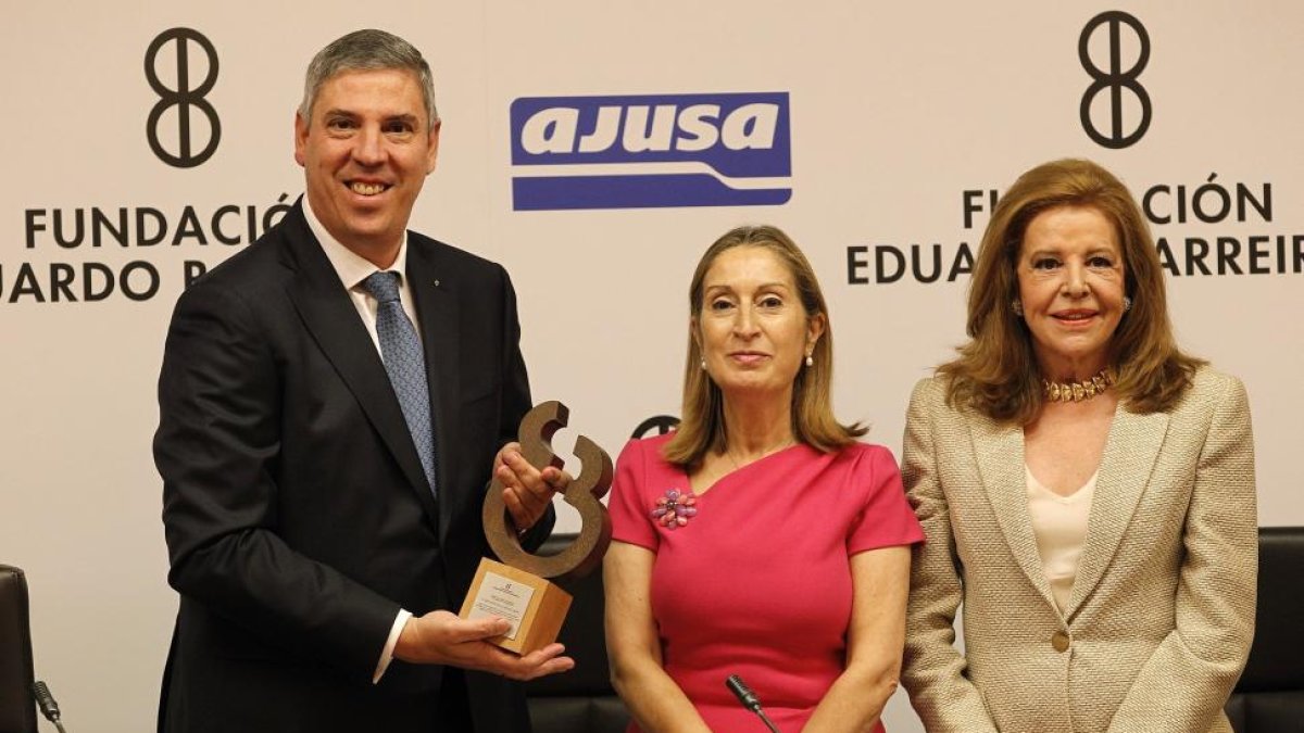 Premio de la Fundación Eduardo Barreiros a la figura de prestigio en el campo de la automocioón al director de Fabricación y Logística del Grupo Renault, José Vicente de los Mozos. Le entregan el premio la presunta de Congreso! Ana Pastor y la presidenta-ICAL