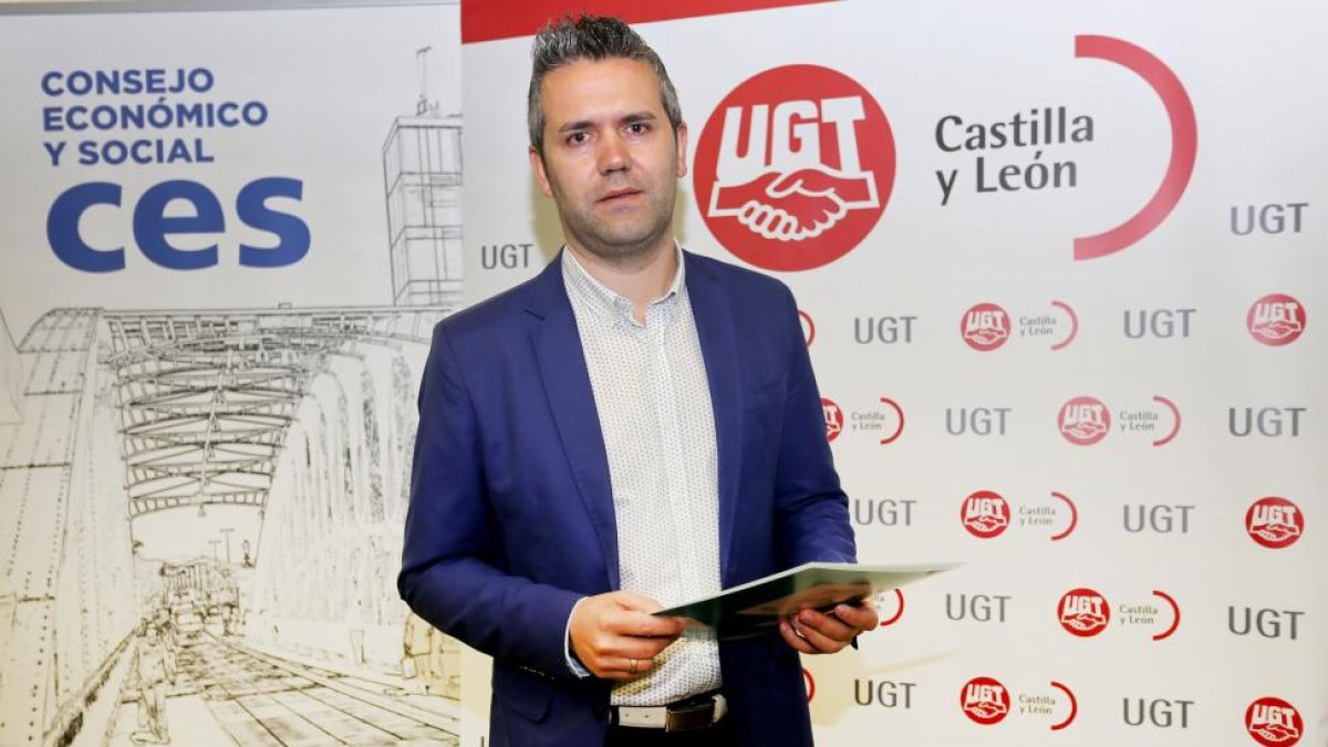 Jornada 'Industria 4.0. Una oportunidad, una obligación' en la que participa el secretario de Política Sindical, Industria y Empleo de UGT en Castilla y León, José Raúl Santa Eufemia-ICAL