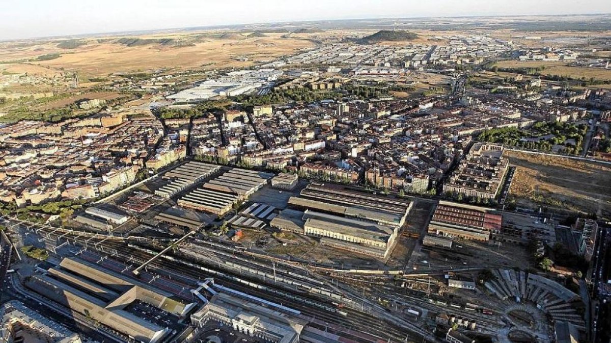Vista aérea de la zona de los talleres de Renfe, en la parte superior, cuyo suelo se pondrá a la venta.-J.M. LOSTAU