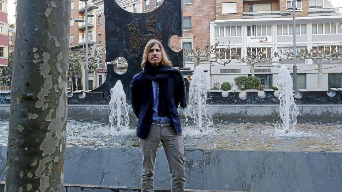 PLAZA DE LAS CORTES LEONESAS. «Elegí esta plaza por tres motivos. Me crié aquí jugando horas durante mi infancia. Allí convoqué la primera reunión del germen de Podemos en León. Además, se llama así en honor a las Cortes Leonesas celebradas en 1188, la cu-El Mundo