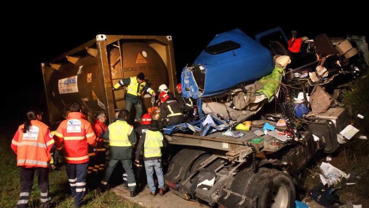 Dos heridos, uno de ellos de gravedad, en un accidente de tráfico en Ciudad Rodrigo (Salamanca). El accidente se vieron implicados tres camiones en el km 323 de la A62-Ical