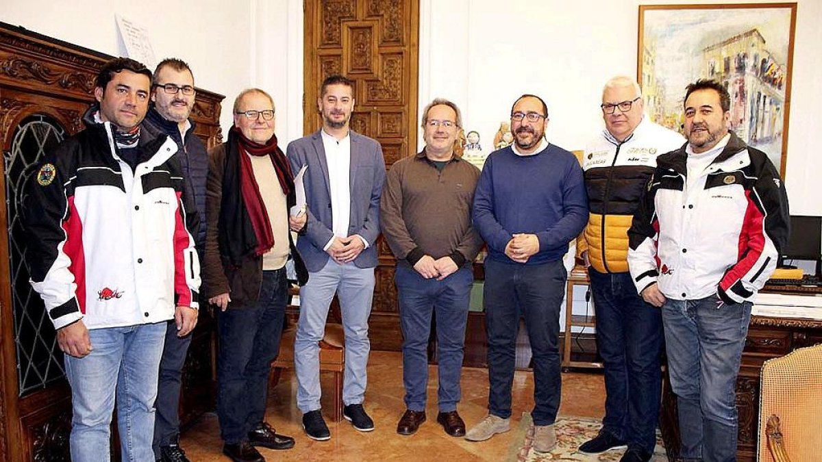 Miembros de la organización de Motauros, ediles y los alcaldes de Zamora y Tordesillas, ayer en la presentación.-ICAL