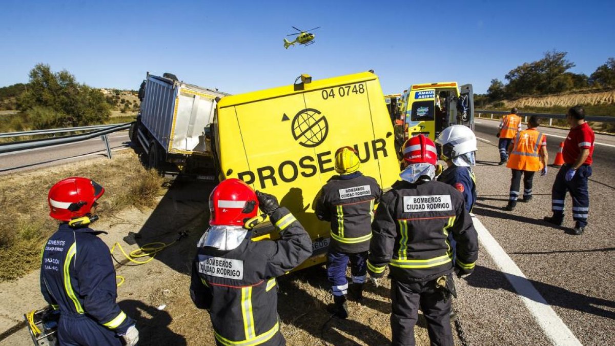 Cinco heridos en un accidente en la A-62 a la altura de Ciudad Rodrigo.-JOSÉ VICENTE / ICAL