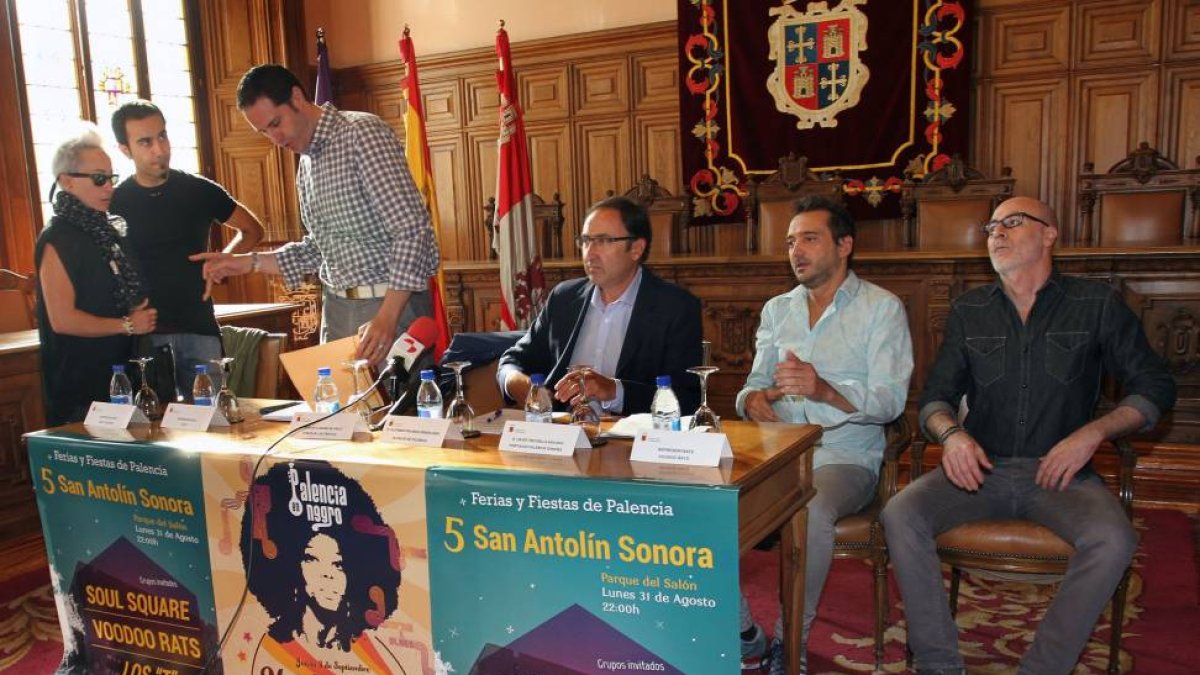 (I a D) El representante de Soul Square, Cesar Tejero, la representante de Los