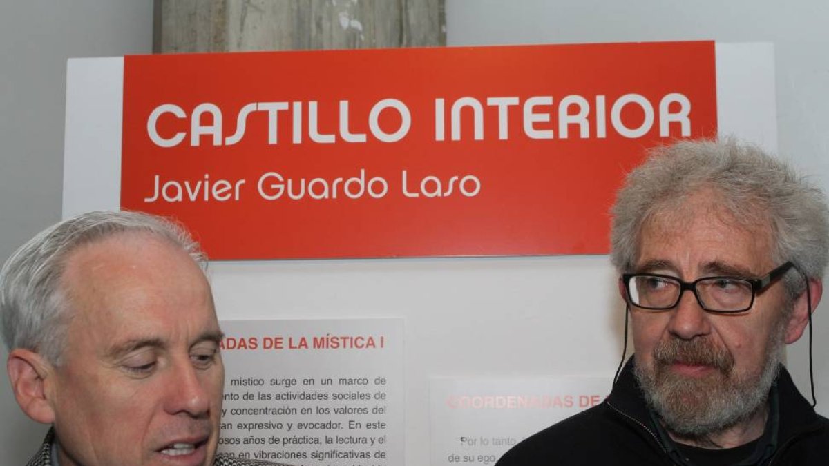 El delegado territorial de la Junta, Luis Domingo González, y el pintor y escultor Javier Guardo en la inauguración de la exposición ‘Castillo Interior’-Ical