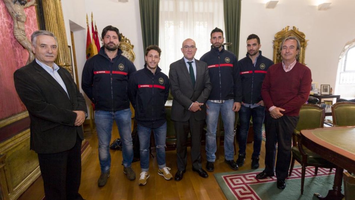 El presidente de la Diputación, Jesús Julio Carnero, recibe a los bomberos de la Diputación de Valladolid que han estado con la ONG G-Fire realizando tares humanitarias con los refugiados que llegaban a la isla griega de Lesbos-ICAL