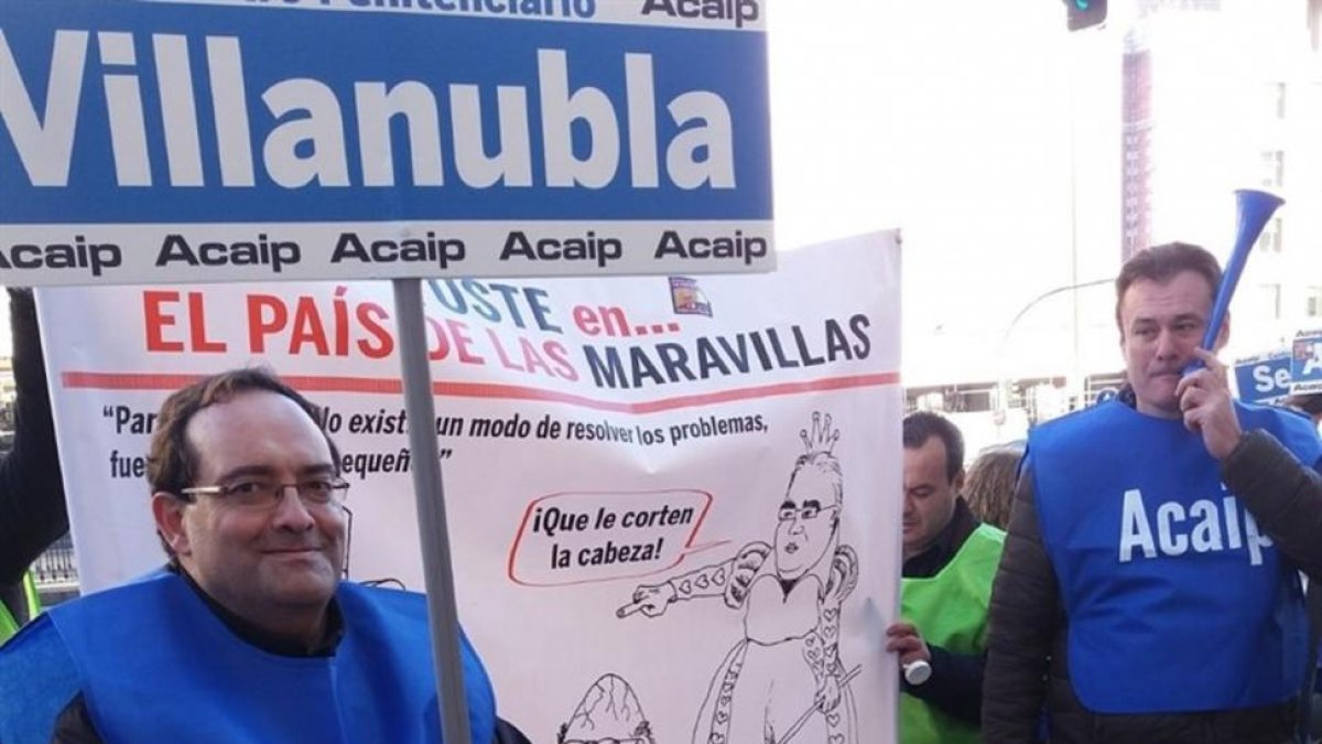 Los responsables sindicales de Acaip  participando esta mañana en la concentración de protesta.-EUROPA PRESS