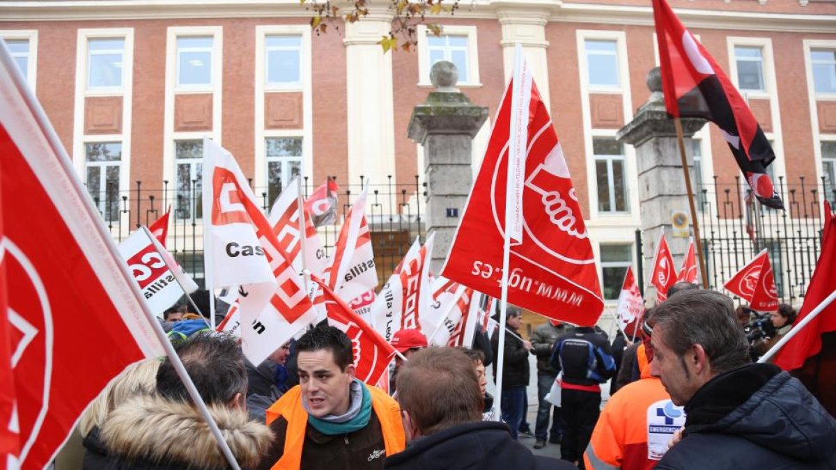 Concentración de UGT y CCOO para pedir la subida de la concesiones del transporte sanitario, en la Consejería de Sanidad.-ICAL