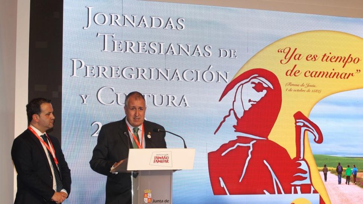 Los diputados de Turismo de Salamanca, José García Hidalgo y de Ávila, Rafael García durante la presentación de las jornadas Teresianas de Peregrinación y Cultura.-JUAN LÁZARO / ICAL