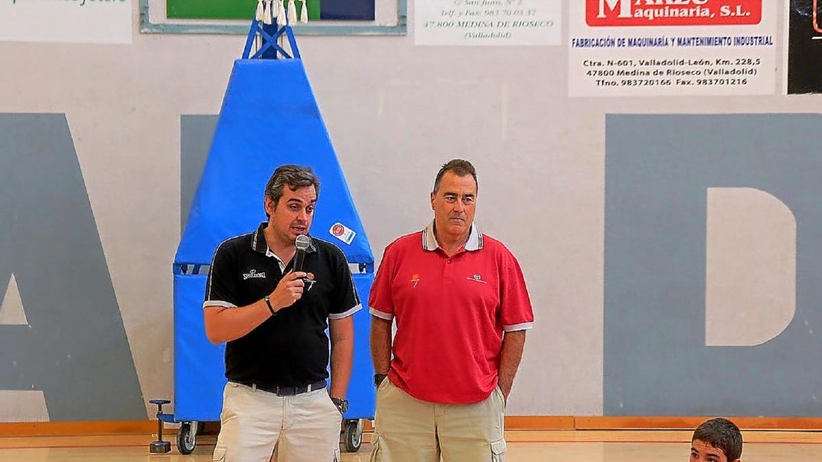 Iñaki Martín y Gustavo Aranzana se dirigen a los participantes.-E.M.