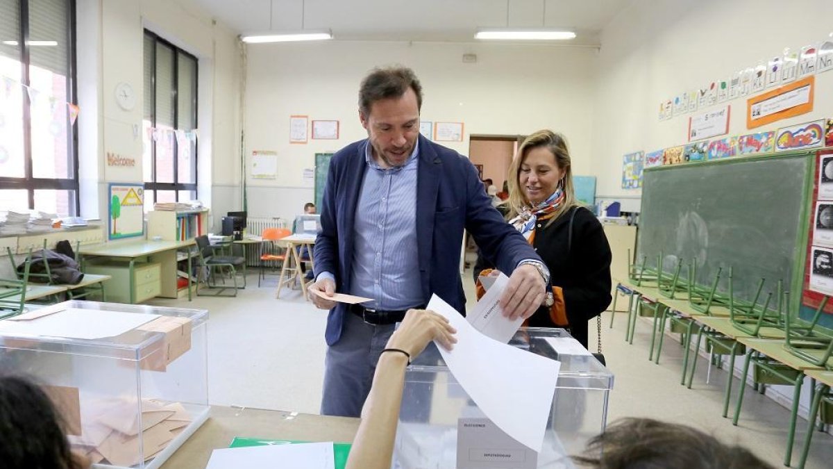 Óscar Puente votando en las elecciones-ICAL
