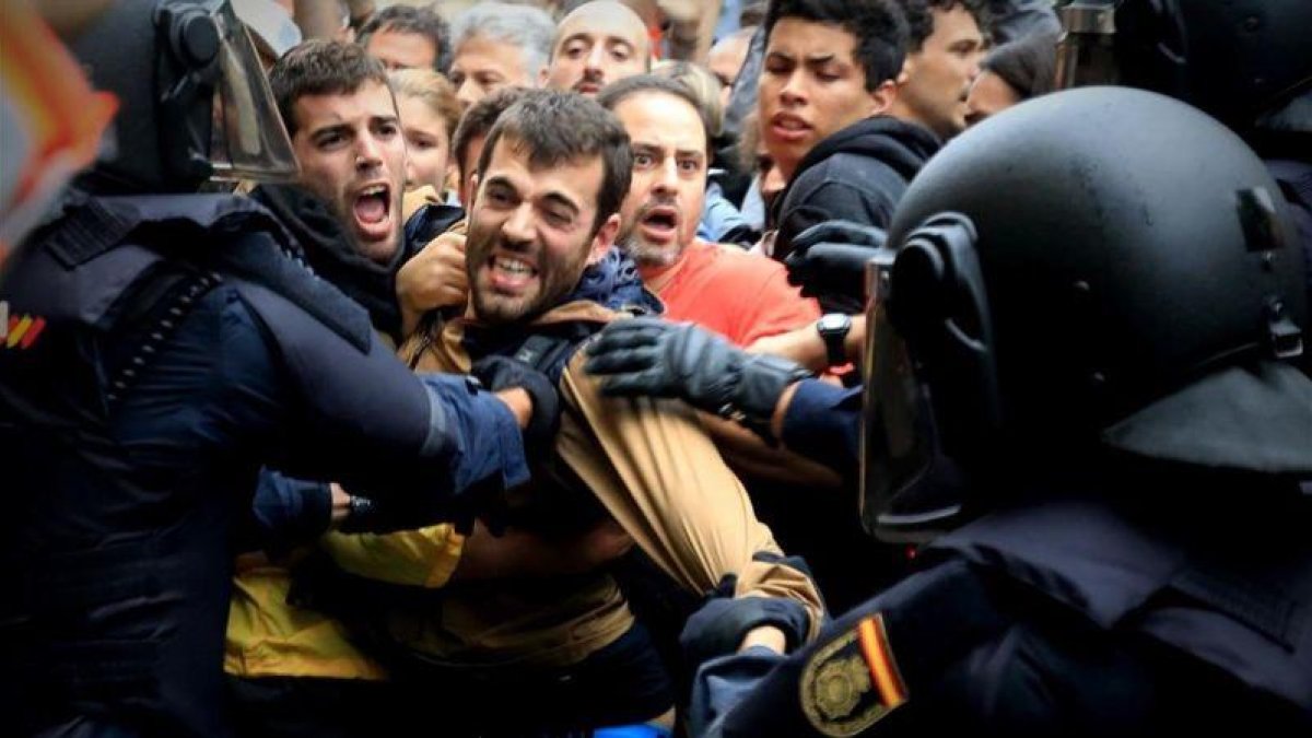 Carga policial en la escuela Ramon Llull de Barcelona el 1-O.-FERRAN NADEU