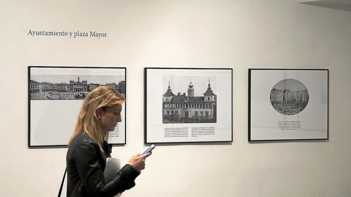 Al fondo de la imagen, tres de las fotografías que forman parte de la exposición ‘Memorias de ciudad’.-ICAL